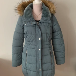 Ljusblå jacka - Perfekt för vintern. Storlek S. 110kr. Kan frakta men kan också mötas upp och lämna över i Trollhättan, Mellerud, Vänersborg, Uddevalla 