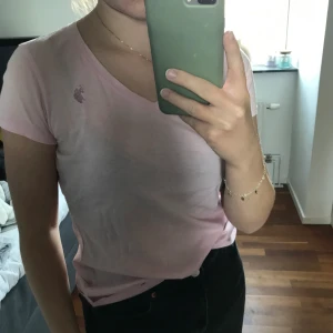 T-shirt  - Rosa t-shirt från polo. Står att den är storlek M men tycker mat att den är en S. Är i väldigt bra skick.