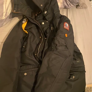 Parajumper s 4400kr byten också intressant - Right hand parajumper storlek s färg svart  Nyskick