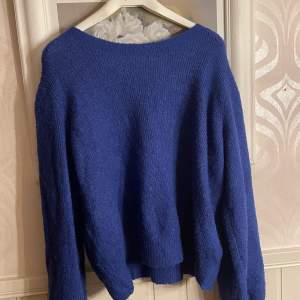 En vanlig stickad blå tröja från Vera Moda. Jag har vanligtvis S i storlek men på denna tröja så är det XL men det är jätte liten i storleken så den är S egentligen❤️