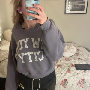 Sweatshirt bikbok  - Jag säljer min jätte fina lila sweatshirt för den inte kommer t användning💞