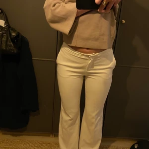 Lågmidjade kostymbyxor - Säljer dessa snygga lågmidjade kostymbyxor som tyvärr är för små för mig. Köpta på zara för 699!