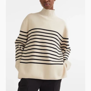 Stickad tröja  - Säljer denna slutsålda från hm! Strl L, men passar mig som S, mysig tröja med skönt material🤍 nypris 500, 250 bud ❤️‍🔥🫶🏻