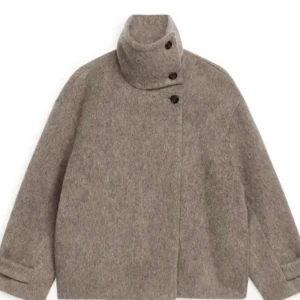 Slutsåld snygg jacka från Arket😍 - Snyggaste kappan till vintern!!☺️☺️Så snygg och stilren! Väldigt skön och går inte att få tag i längre💕Den är i nyskick, köpt för 1500 kr😁