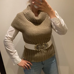 Tröja. Pullover. Väst.  - Varm och mysig multifunktionell tröja/topp/väst. Gråbeige i färgen.  Hel och ren. Inga anmärkningar.  Djur- & rökfritt hem.  Rensar ur min walk-in-closet, så kolla in å fynda! Samfraktar! 