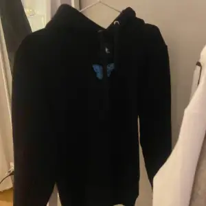 Säljer min jätte fina hoodie fårn thecoolelephant med tryck på ryggen💞 nypris 600 säljer för 350+ frakt 💞