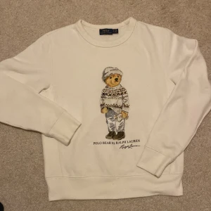 Polo bear by Ralph lauren sweatshirt! - Mycket fin sweatshirt från Ralph lauren med polo bear! Storlek s dam!  Använd gansk mycket men fortfarande fint skick! Trycket är inte slitet alls, dock tyget en början på lite nopprigt. Annars inga slitningar eller fläckar!👍  Nypris 2800kr