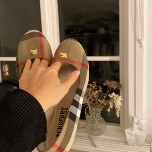 Burberry flats - Fina skor från burberry i storlek 40❤️ köpta second hand o har tyvör inget äkthetbevis och vet därför inte om de är äkta men de är i bra skick o ser äkta ut