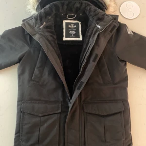 Hollister jacka - Jag säljer min Hollister jacka i storleken S. Den är använd i en till två månader och är fortfarande i väldigt väldigt bra skick. Pris kan diskuteras vid en snabb affär. 