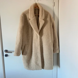 Teddyjacka - Teddy jacka. Halvlång ovanför knäna🧸