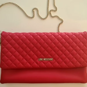 Väska Love Moschino - Väska från Love Moschino, säljs då den aldrig används. Precis som ny!  Nypris 1299