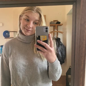 Grå stickad polo  - Säljer min superfina höstiga grå polotröja då jag aldrig använder den längre🫶🏻🍂🍁🍁