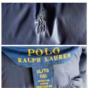 Mörkblå Polo Ralph Lauren dunjacka med luva. storlek Xl, 154-158 cm. 75% dun, 25% fjäder. Nypris 2000kr