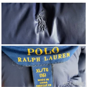 Polo Ralph Lauren dunjacka 158 - Mörkblå Polo Ralph Lauren dunjacka med luva. storlek Xl, 154-158 cm. 75% dun, 25% fjäder. Nypris 2000kr
