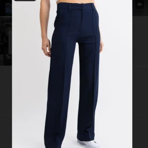 Kostymbyxor - Mörkblåa kostymbyxor från madlady, använd fåtal gånger❤️