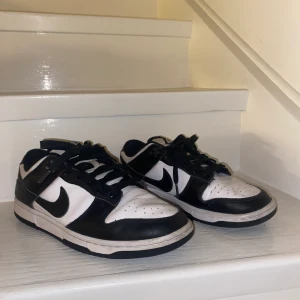 Nike dunk low panda - Säljer dessa då jag tröttnat på dem. Har använt dem ett par antal gånger men är fortfarande i bra skick. Nypriset är 2699 kr. Köparen står för frakten.
