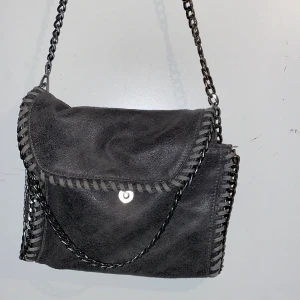 stella liknande  - säljer en super najs stella liknande väska! köpt här på plick🌟🌟 