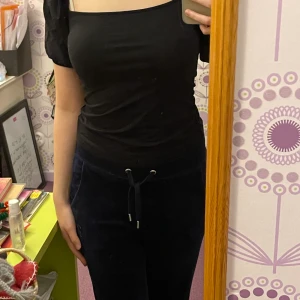 H&M topp strl S - Jag säljer min gamla svarta topp med puffärmar då den inte kommer till användning. Den är köpt för cirka två år sedan💓