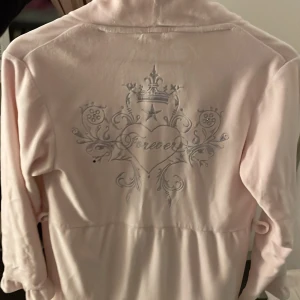 Princess - En jätte fin babyrosa morgonrock som nästan aldrig använts, säljer för 100kr ❤️ skicka om du vill ha fler bilder