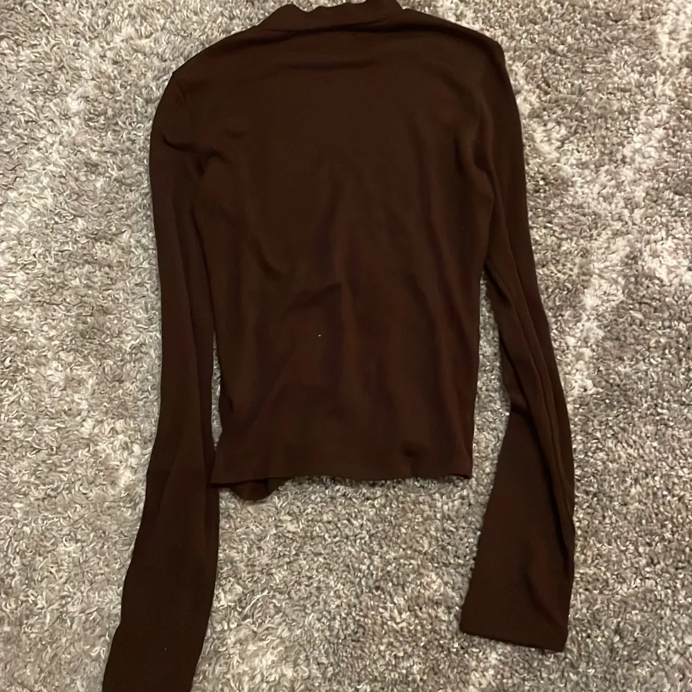 En långärmad brun tröja i storlek xs från Gina Tricot . Tröjor & Koftor.