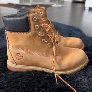 Säljer Timberlands i den klassiska modellen ”6 inch premium” då dom inte kommer till användning längre. De är i använt skick (se bilderna).   pris går att diskuteras.    Originalkartongen medföljer