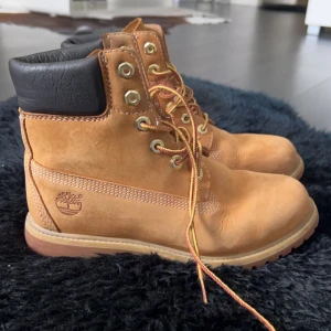 Timberland - Säljer Timberlands i den klassiska modellen ”6 inch premium” då dom inte kommer till användning längre. De är i använt skick (se bilderna).   pris går att diskuteras.    Originalkartongen medföljer