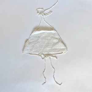 Virkad topp  - Söt liten virkad topp. Knappt använd! Det står ingen storlek eller märke men jag skulle gissa att det är en xs/s 