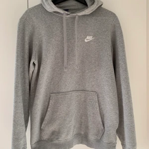 Nike hoodie - Grå nike hoodie i storlek Herr S. Tröjan är i riktigt bra skick. Kan fraktas eller mötas upp i Malmö/Lund.