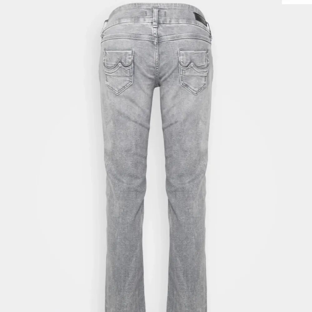 Supersnygga gråa jeans ifrån Ltb i nyskick💓 . Jeans & Byxor.