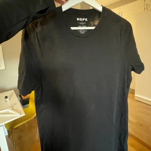 T-shirt från Hope - Basic svart T-shirt från Hope. 