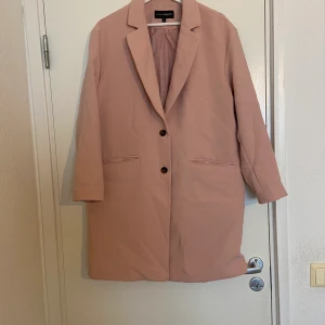 Rosa jacka från Kappahl  - Tunn rosa ”kavajjacka” från Kappahl i storlek M. Stor i storlek, kan funka som M/L, men lite tajt vid axlarna. Nästan ny skicka, använts 1 gång.  Kan träffas upp (Västerås) eller fraktas via postnord, köpare betalar frakt.