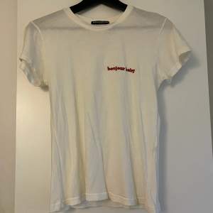 T-shirt med tryck från Brandy Melville i storlek One Size. Väldigt bra skick