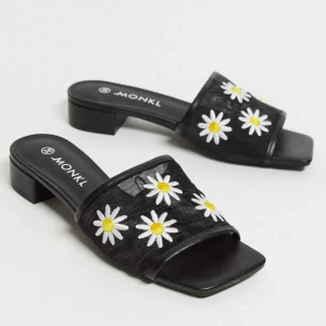 Blommiga sandaletter från Monki - Skor från Monki, använda en gång. Säljer även en matchande väska till, vid köp av flera av mina saker så samfraktar jag självklart för att få ner fraktkostnaderna.   Fler bilder finns, skriv om frågor!😃