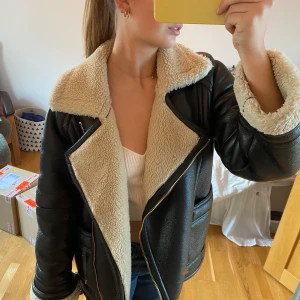 Jacka med fuskpälsfoder - Säljer denna super snygga höst och vinterjackan från zara då den ej kom till användning särskilt mycket förra året!