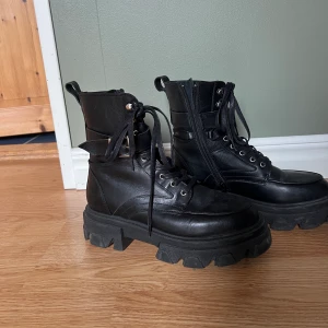 Kängor  - Svarta kängor använda ett fåtal gånger, är som nya. Säljer pågrund av för små i storleken. De är i äkta läder i storlek 39. Ordinarie pris 1.699kr