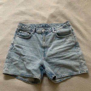 Jeansshorts storlek 40 - Blåa jeansshorts från weekday i storlek 40. Nyskick