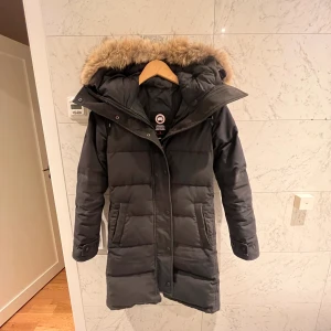 Canada Goose  - Hej! Jag säljer mig Canada Goose jacka i modellen Shelburne park dam storlek xxs. Den är super varm och skön men har tyvärr växt ur den. Den är i fint skick med inga skador på sig. Ordinarie pris på jackan är 12 890kr. Finns kvitto på jackan. 