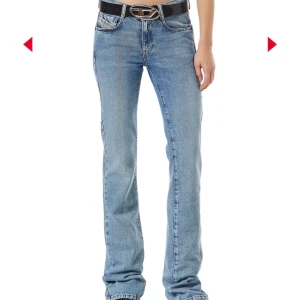 Lågmidjade Dieseljeans W28 L34 - Säljer dessa fina lågmidjade dieseljeans i modellen D-ebbey i storleken W28 L34 då de tyvärr är för stora för mig. Använda ganska få gånger och i väldigt fint skick. 💕
