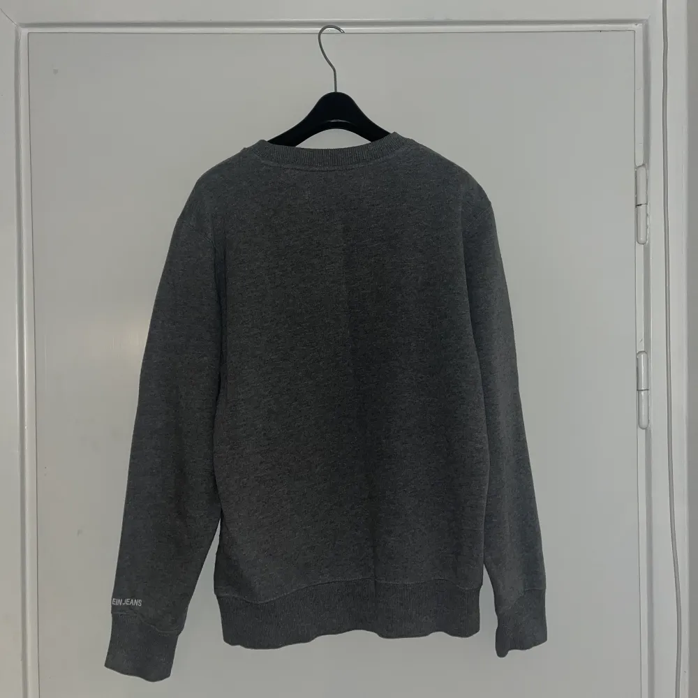 En Calvin Klein sweatshirt i storlek S. Använd och tvättad några gånger men skicket är som nytt. Köparen står för frakt.. Tröjor & Koftor.