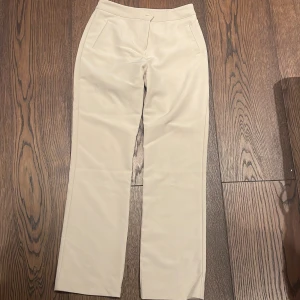 Kostymbyxor  - Beiga kostymbyxor från Venderbys, storlek M. 100kr+frakt 