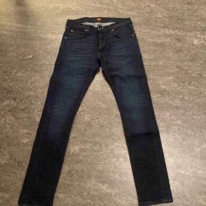 Ett par lee jeans i storlek 29 32 de är slim och är i super bra skick använda typ en gång inga märken eller hål 