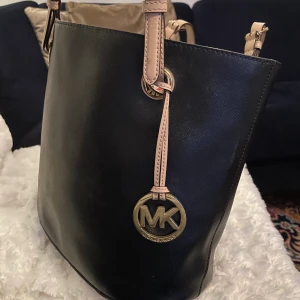 Michael Kors väska - Super snygg Michael Kors väska som är köpt i USA. Såklart äkta. På bilderna är de en kudde i väskan därför ser den rund ut. Knappt använd och ser ut som ny. 🫶🏼