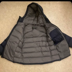 Sailracing jacka  - Har användt denna jacka 1-2 gånger den är Super fin och jätte varm, säljer pågrund av att den har blivit för liten det är storlek 164 cm, dvs storlek XS