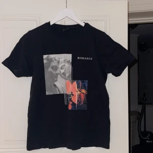 T-shirt - Svart t-shirt med tryck från GinaTricot, trycket är lite skadat. Storlek M, 50kr+frakt 