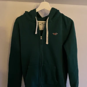 Zip hoodie  - Hej! Säljer nu en Grön Hollister zip hoodie i storleken S i hyfsat bra kvalite