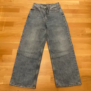Ett par snygga blå jeans från Monki i NYSKICK (sparsamt använda).  Strl 155 och 24, så passar folk i typ XXS och XS. Dem är köpta för 400kr ♻️👖 Vuxen storlek ~ Kan mötas i Haninge/Stockholm  eller fraktas som köparen står för 🚚 📦 