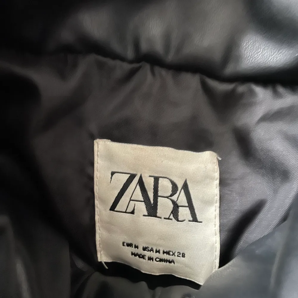 En varm och skön Zara väst som är knappt använd inga skador eller liknade på västen. Och är M köpt för 499kr säljer för 250kr. Jackor.