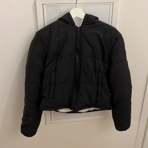 SHEIN - Höst/vinterjacka från SHEIN storlek M(38) men passar mer en 34/36 för den är liten i storleken, använd 3-4 gånger. Jätte fint skick 