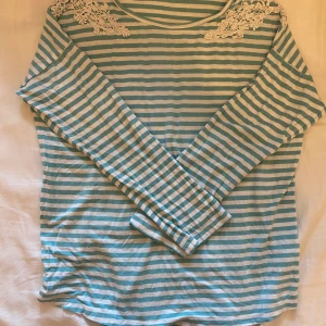 Randig tröja - Säljer denna tröjan från lindex. Storlek 158/164 (barnstorlek) men passar XS/S. 3/4 ärmar. Kontakta mig för om du har frågor eller för fler bilder. Köparen står för frakten. Betalning sker via swish.