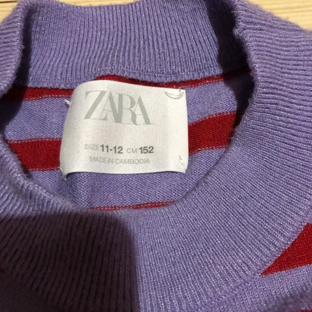 Fin zara tröja säljer pågrund av att den inte kommer till andvändnig❤️. Tröjor & Koftor.